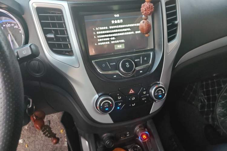 Used CHANGAN CS35 2016 1.6L Manual Luxury Model China V Standard Audio And AC Panel