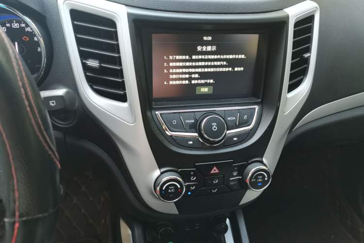 Used CHANGAN CS35 2016 1.6L Manual Luxury Model China V Standard Audio And AC Panel