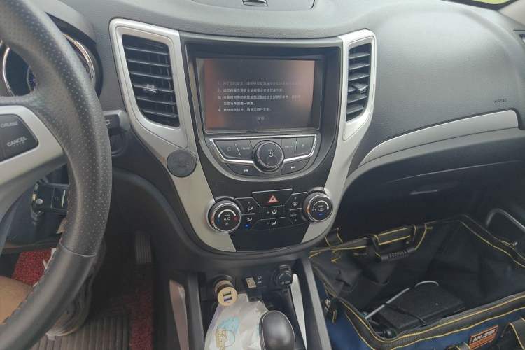 Used CHANGAN CS35 2016 1.6L Automatic Luxury Model China V Standard Audio And AC Panel