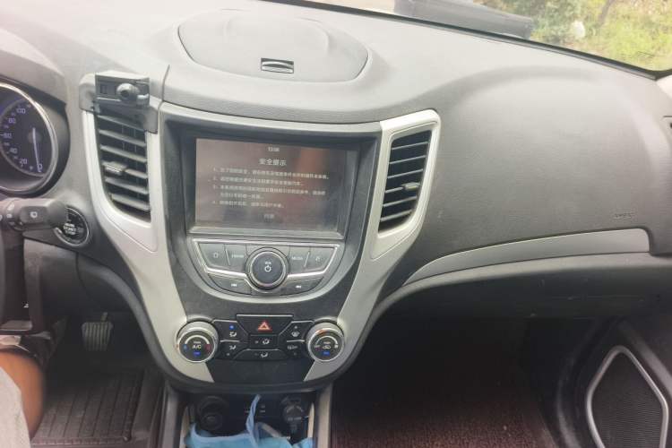 Used CHANGAN CS35 2016 1.6L Manual Luxury Model China V Standard Audio And AC Panel