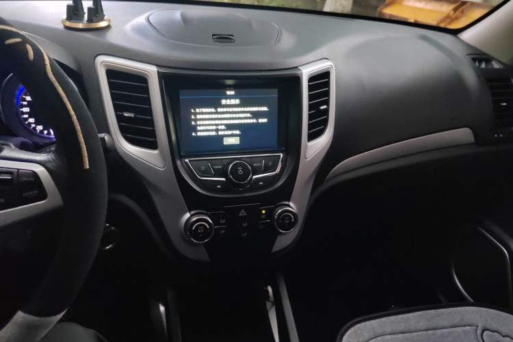 Used CHANGAN CS35 2016 1.6L Automatic Luxury Model China V Standard Audio And AC Panel