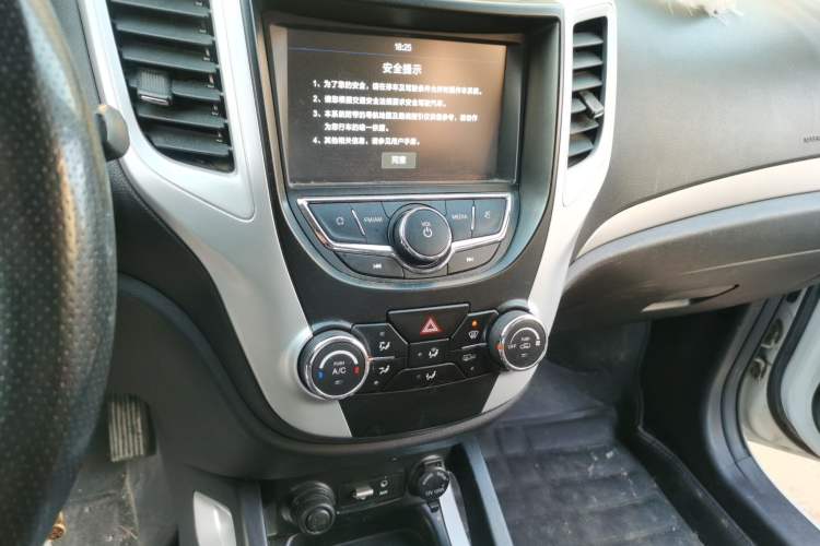 Used CHANGAN CS35 2016 1.6L Manual Luxury Model China IV Standard Audio And AC Panel