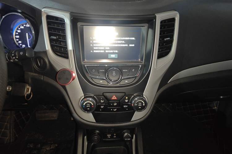 Used CHANGAN CS35 2016 1.6L Automatic Luxury Model China V Standard Audio And AC Panel