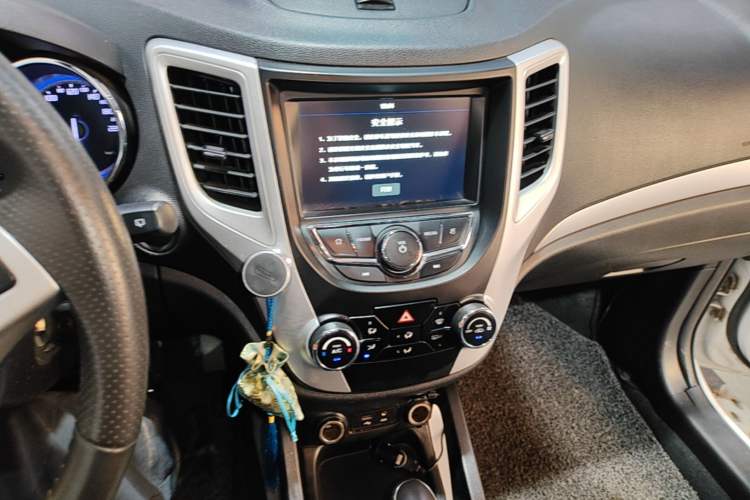 Used CHANGAN CS35 2016 1.6L Automatic Luxury Model China IV Standard Audio And AC Panel