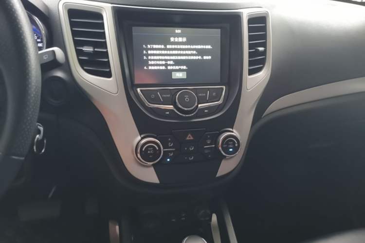 Used CHANGAN CS35 2016 1.6L Automatic Luxury Model China IV Standard Audio And AC Panel