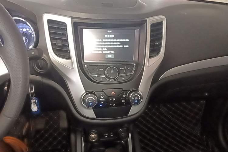 Used CHANGAN CS35 2016 1.6L Automatic Luxury Model China IV Standard Audio And AC Panel