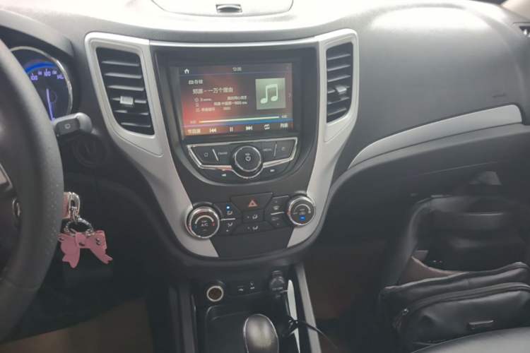 Used CHANGAN CS35 2016 1.6L Automatic Luxury Model China IV Standard Audio And AC Panel