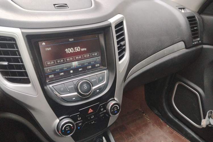 Used CHANGAN CS35 2016 1.6L Manual Luxury Model China V Standard Audio And AC Panel