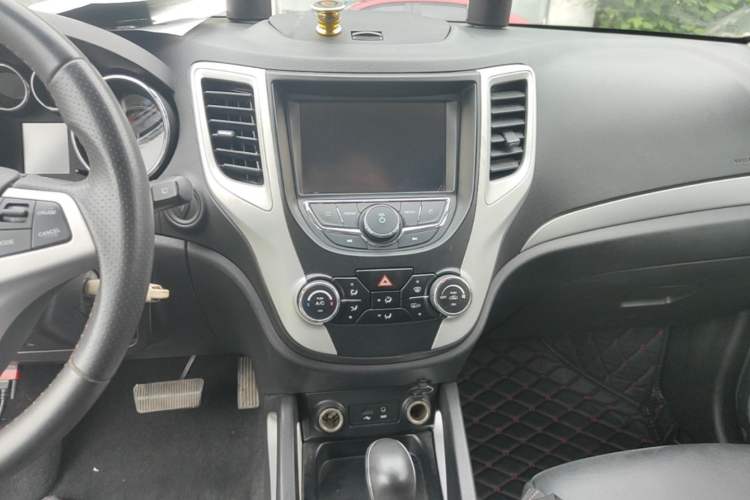 Used CHANGAN CS35 2016 1.6L Automatic Luxury Model China V Standard Audio And AC Panel