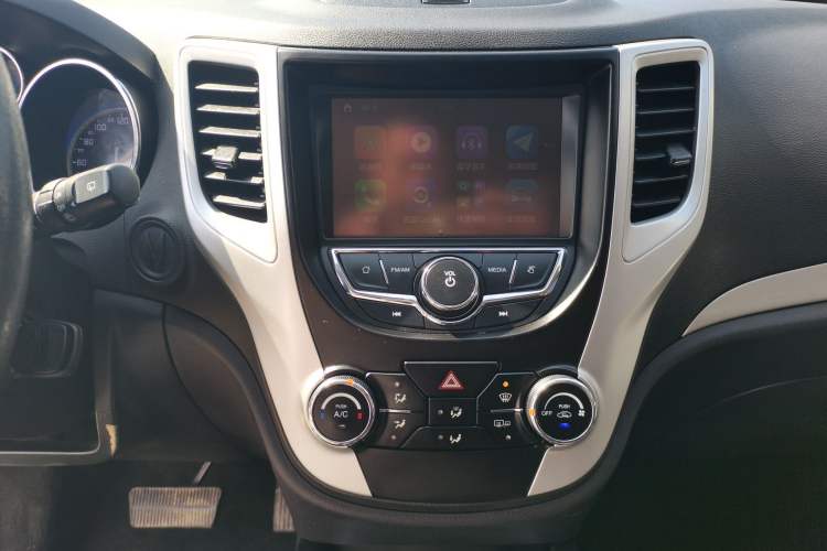 Used CHANGAN CS35 2016 1.6L Automatic Luxury Model China V Standard Audio And AC Panel