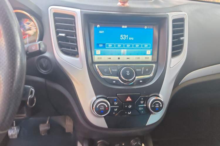 Used CHANGAN CS35 2016 1.6L Manual Luxury Model China IV Standard Audio And AC Panel
