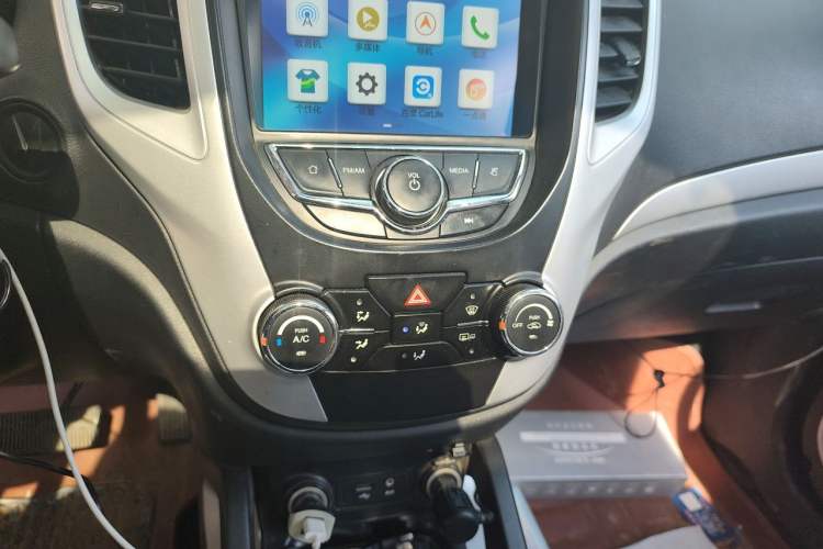 Used CHANGAN CS35 2016 1.6L Automatic Luxury Model China V Standard Audio And AC Panel