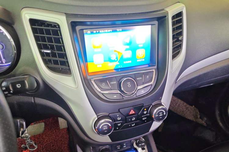 Used CHANGAN CS35 2016 1.6L Automatic Luxury Model China IV Standard Audio And AC Panel
