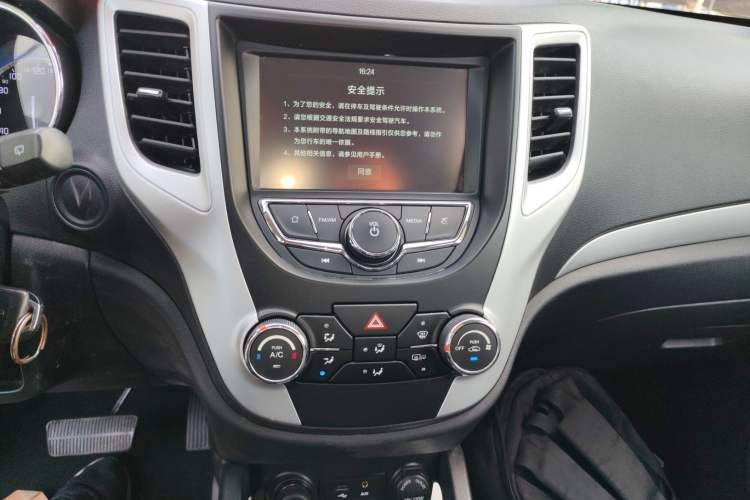 Used CHANGAN CS35 2016 1.6L Automatic Luxury Model China V Standard Audio And AC Panel
