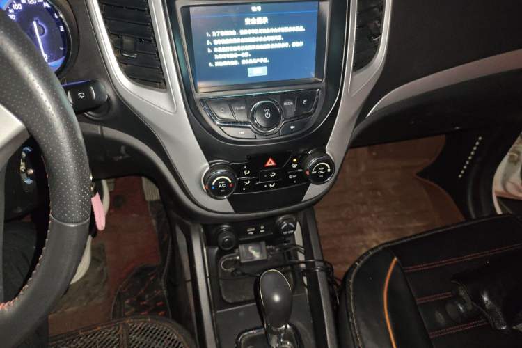 Used CHANGAN CS35 2016 1.6L Automatic Luxury Model China IV Standard Audio And AC Panel