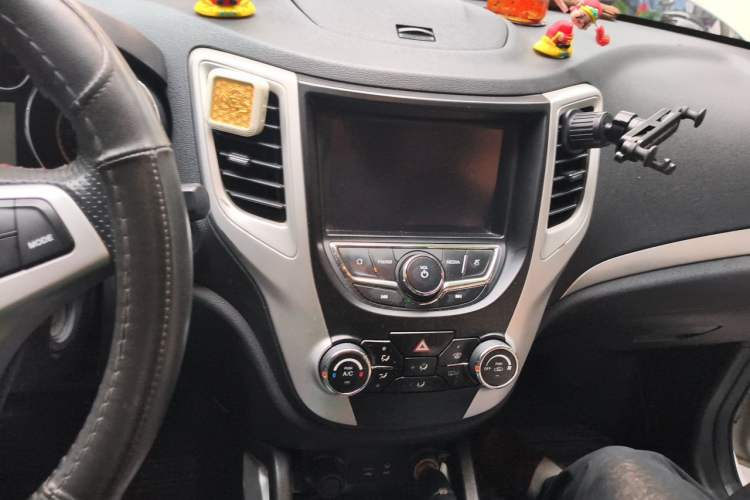 Used CHANGAN CS35 2016 1.6L Manual Luxury Model China IV Standard Audio And AC Panel