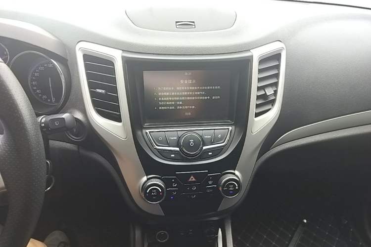 Used CHANGAN CS35 2016 1.6L Manual Luxury Model China V Standard Audio And AC Panel