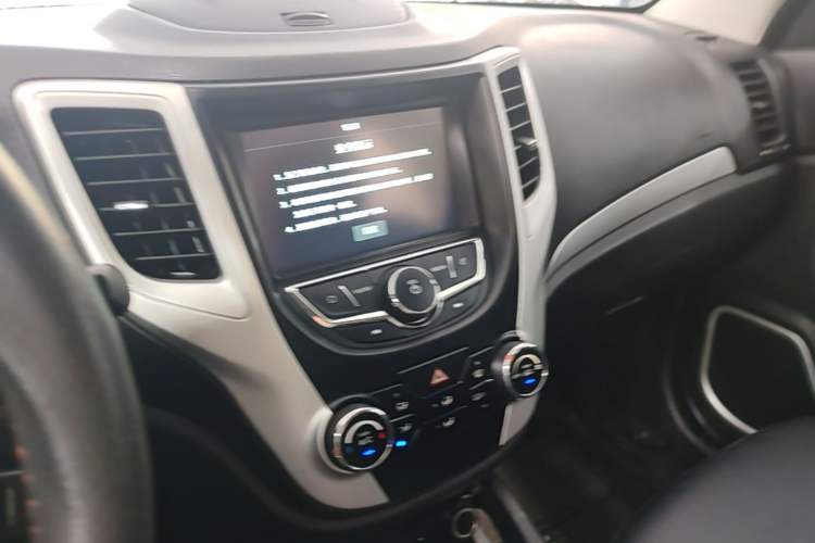 Used CHANGAN CS35 2016 1.6L Automatic Luxury Model China V Standard Audio And AC Panel