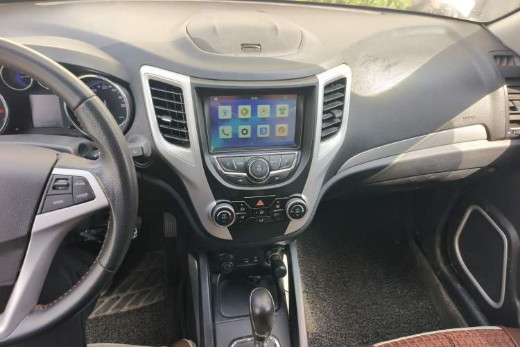 Used CHANGAN CS35 2016 1.6L Automatic Luxury Model China IV Standard Audio And AC Panel