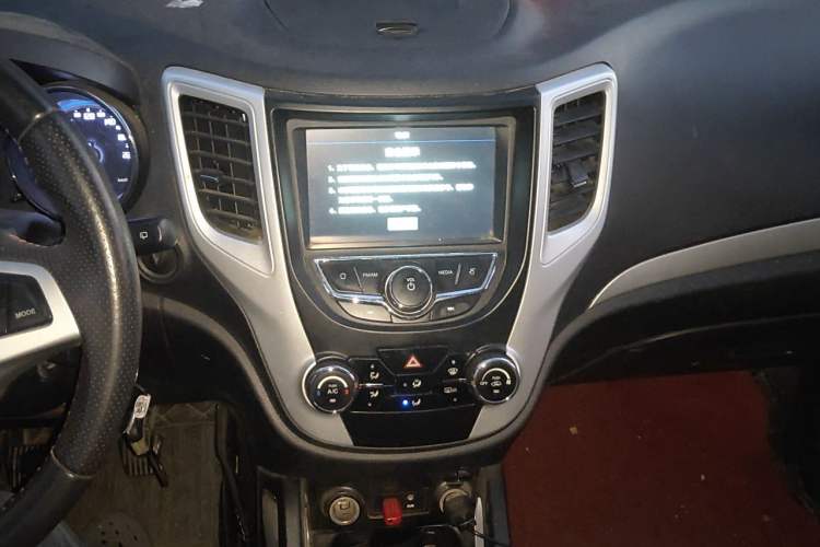 Used CHANGAN CS35 2016 1.6L Manual Luxury Model China V Standard Audio And AC Panel