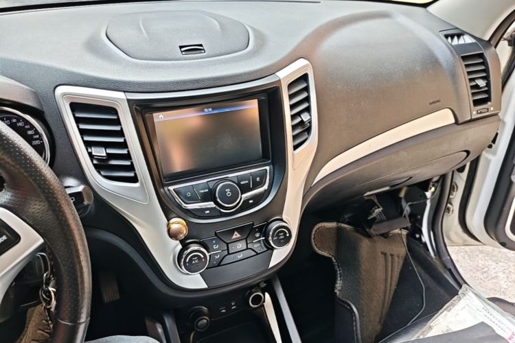 Used CHANGAN CS35 2016 1.6L Manual Luxury Model China V Standard Audio And AC Panel