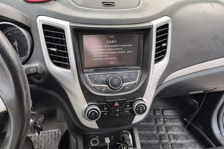 Used CHANGAN CS35 2016 1.6L Automatic Luxury Model China IV Standard Audio And AC Panel