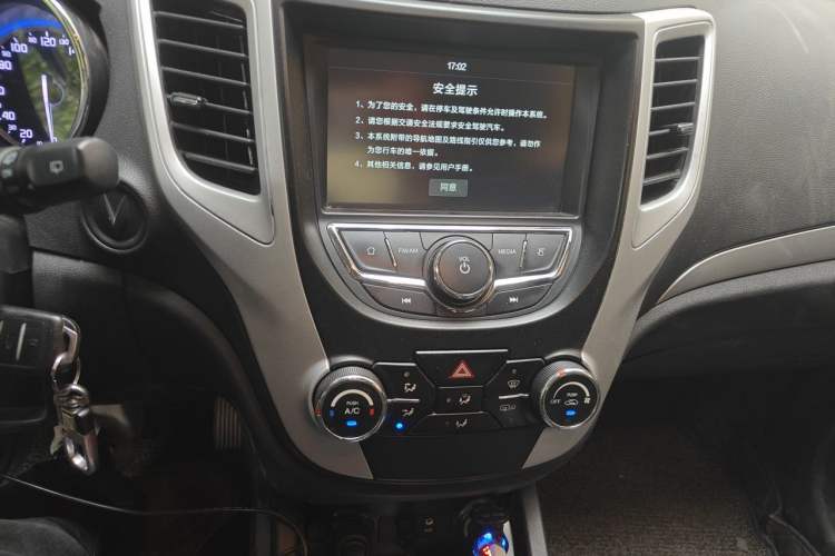 Used CHANGAN CS35 2016 1.6L Automatic Luxury Model China IV Standard Audio And AC Panel