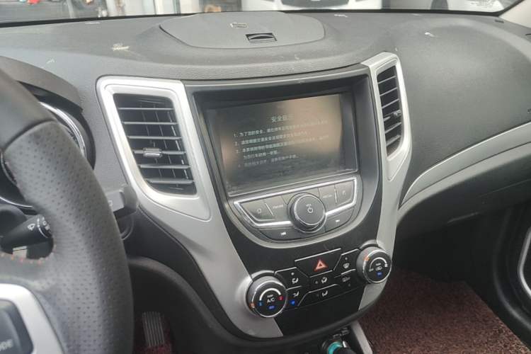 Used CHANGAN CS35 2016 1.6L Manual Luxury Model China V Standard Audio And AC Panel