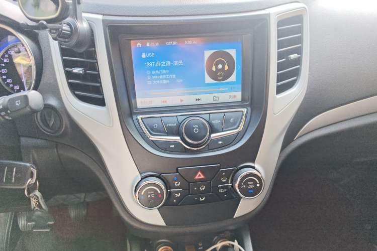 Used CHANGAN CS35 2016 1.6L Manual Luxury Model China V Standard Audio And AC Panel