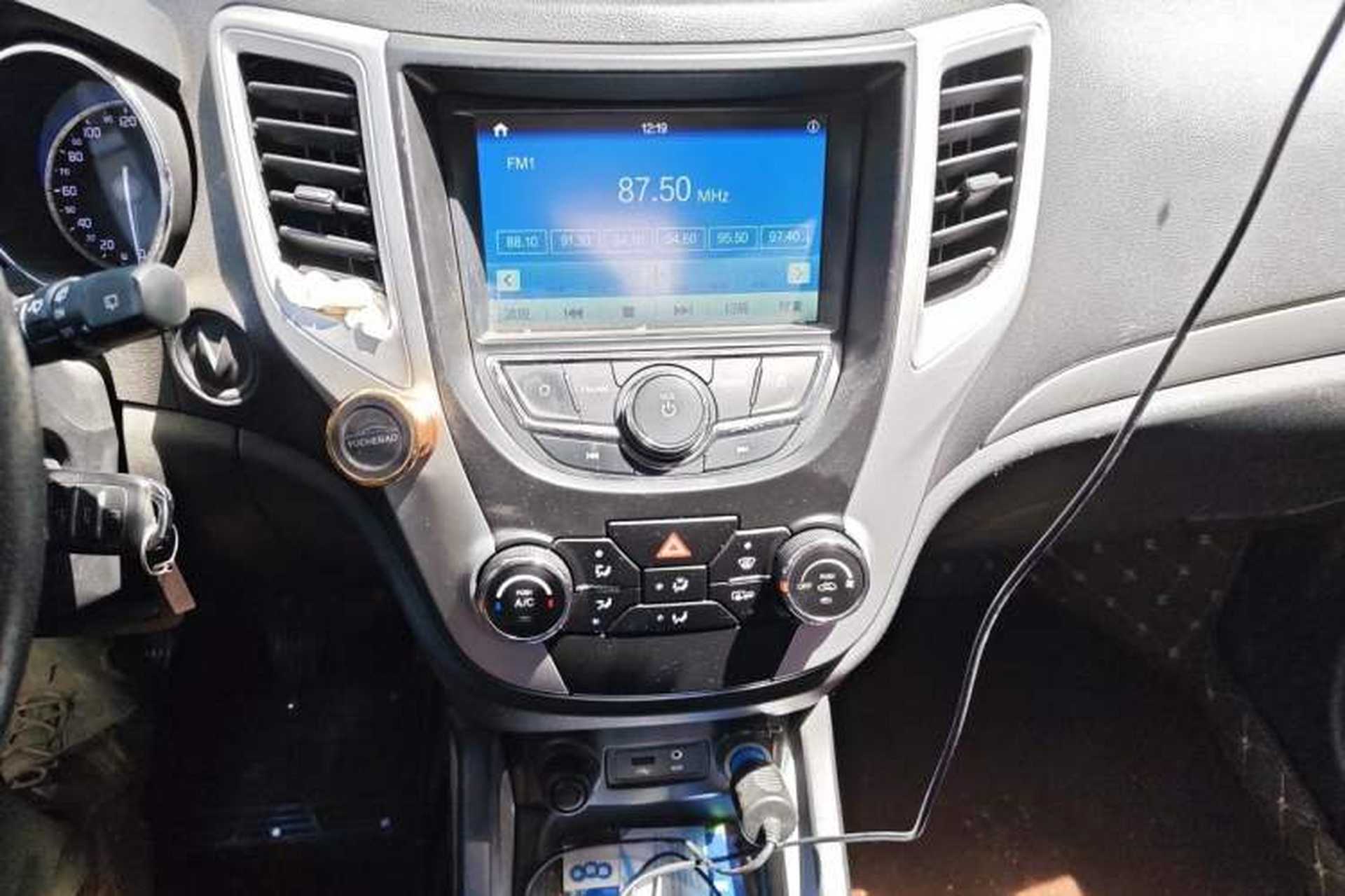 Used CHANGAN CS35 2016 1.6L Manual Luxury Model China V Standard Audio And AC Panel