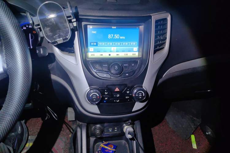 Used CHANGAN CS35 2016 1.6L Manual Luxury Model China IV Standard Audio And AC Panel