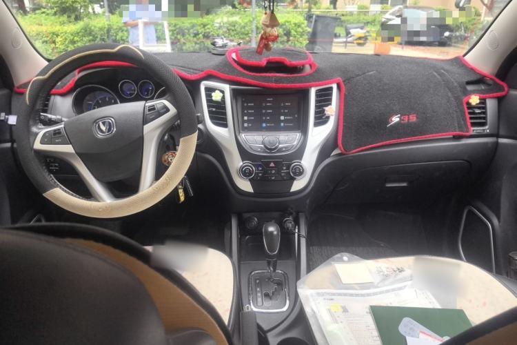 Used CHANGAN CS35 2016 1.6L Automatic Luxury Model China IV Standard Center Console