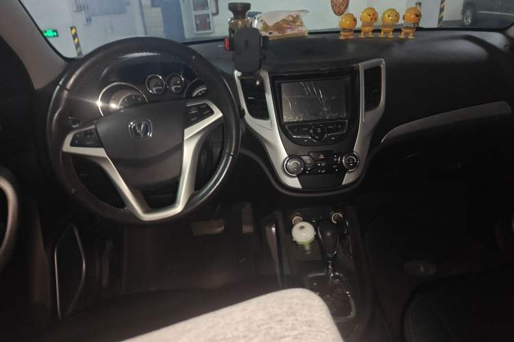 Used CHANGAN CS35 2016 1.6L Automatic Luxury Model China V Standard Center Console