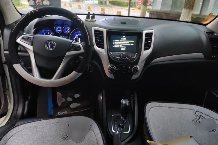Used CHANGAN CS35 2016 1.6L Automatic Luxury Model China V Standard Center Console