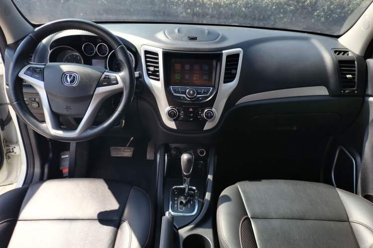 Used CHANGAN CS35 2016 1.6L Automatic Luxury Model China V Standard Center Console
