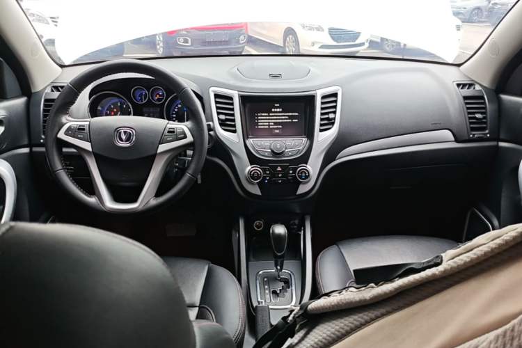 Used CHANGAN CS35 2016 1.6L Automatic Luxury Model China IV Standard Center Console