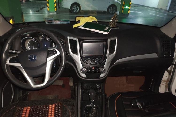 Used CHANGAN CS35 2016 1.6L Automatic Luxury Model China IV Standard Center Console