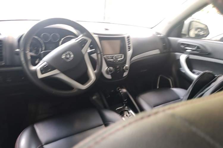 Used CHANGAN CS35 2016 1.6L Automatic Luxury Model China V Standard Center Console