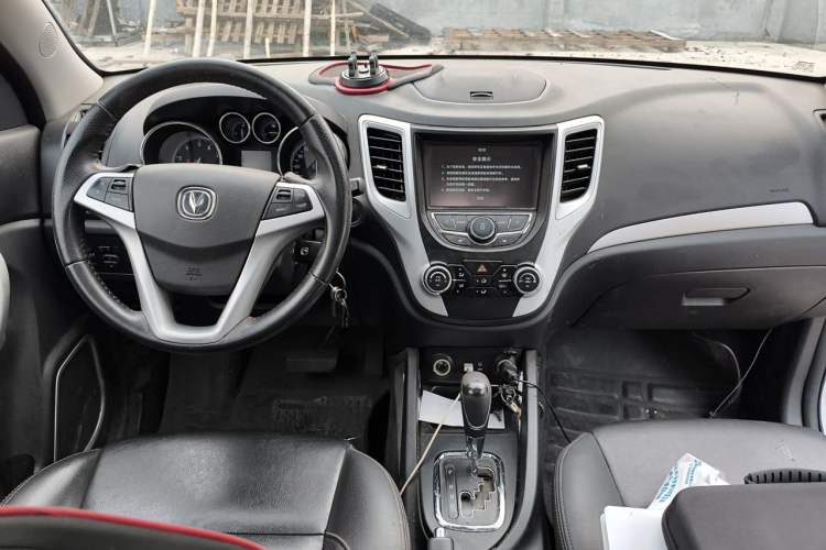 Used CHANGAN CS35 2016 1.6L Automatic Luxury Model China IV Standard Center Console