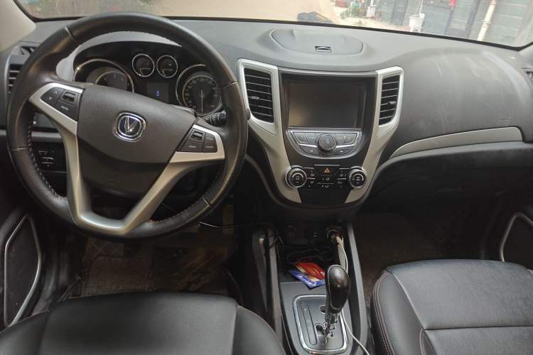 Used CHANGAN CS35 2016 1.6L Automatic Luxury Model China IV Standard Center Console