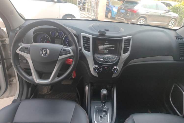 Used CHANGAN CS35 2016 1.6L Automatic Luxury Model China V Standard Center Console