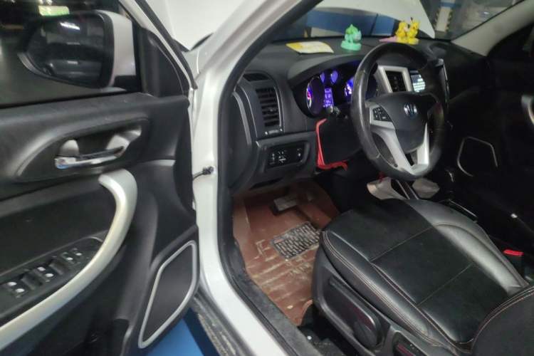 Used CHANGAN CS35 2016 1.6L Automatic Luxury Model China IV Standard Driver Seat