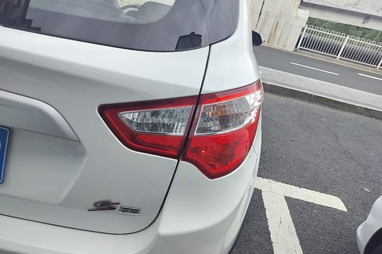 Used CHANGAN CS35 2016 1.6L Manual Luxury Model China V Standard Exterior 3