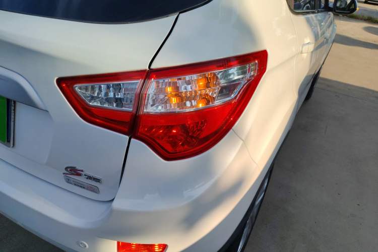 Used CHANGAN CS35 2016 1.6L Automatic Luxury Model China V Standard Exterior 6