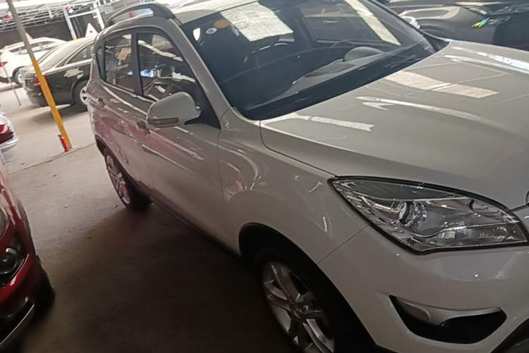 Used CHANGAN CS35 2016 1.6L Automatic Luxury Model China IV Standard Front Right 45 Deg