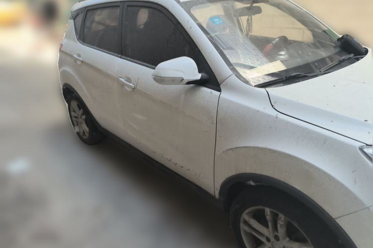 Used CHANGAN CS35 2016 1.6L Manual Luxury Model China IV Standard Front Right 45 Deg