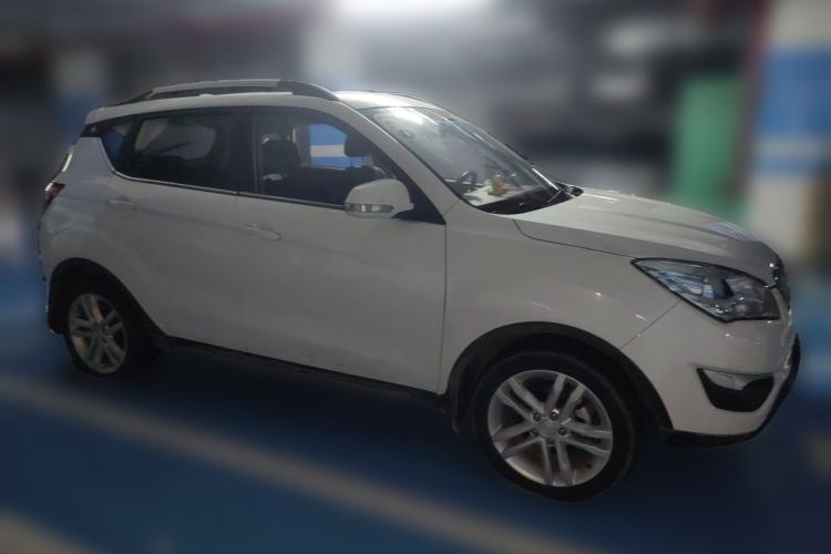Used CHANGAN CS35 2016 1.6L Automatic Luxury Model China IV Standard Front Right 45 Deg