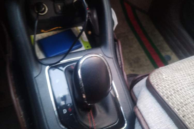 Used CHANGAN CS35 2016 1.6L Automatic Luxury Model China IV Standard Gear Lever