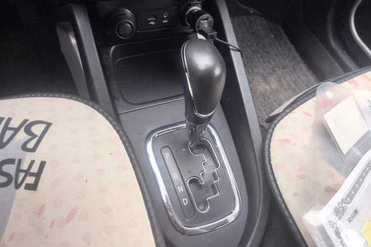 Used CHANGAN CS35 2016 1.6L Automatic Luxury Model China IV Standard Gear Lever