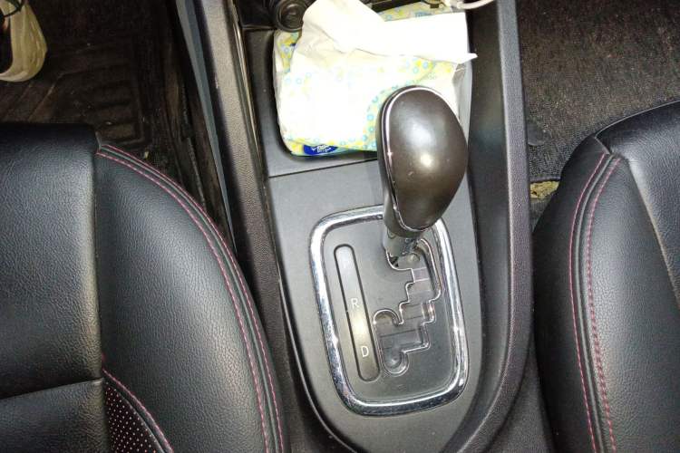 Used CHANGAN CS35 2016 1.6L Automatic Luxury Model China V Standard Gear Lever